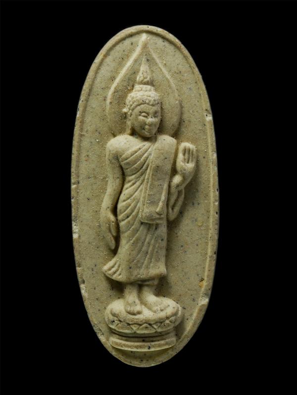 พระลีลา สำนักสงฆ์ถ้ำระฆังทอง อำเภอแกลง จังหวัดระยอง เนื้อผงพุทธคุณ ผงว่าน | https://kamulet.in.th