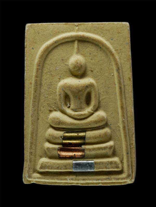 พระสมเด็จหลังยันต์ห้า หลวงพ่อยอด วัดหนองจิก อ.วัดสิงห์ จ.ชัยนาท เนื้อผงพุทธคุณ ผงว่าน ฝังตระกรุด 3 ดอก เงิน ทอง นาค  | https://kamulet.in.th