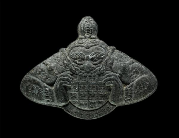 พระราหูดำรุ่น 1 พระอาจารย์ญาดำ จารุธัมโม วัดกลางรุี่งอรุณ บ.หนองโน-สวนโคก จ.อำนาจเจริญ เนื้อผงพุทธคุณ ผงว่าน ผงใบลาน พระเก่าสวย มว [..] | https://kamulet.in.th