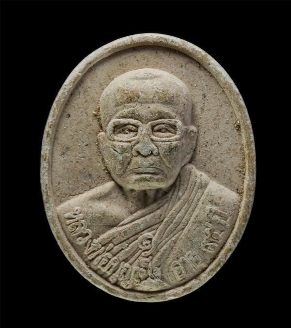 พระผงรูปเหมือนหลวงพ่อบุญเพ็ง โชติปญฺโญ(ครูบาบุญเป็ง) อายุ 95 ปี พ.ศ.2559 วัดห้วยฟ้าหลั่ง อ.แม่ทะ จ.ลำปาง เนื้อผงพุทธคุณ ผงว่าน | https://kamulet.in.th