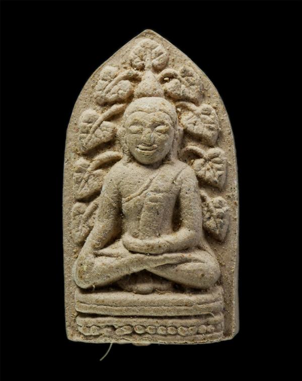 พระรอดหลวงโพธิ์ 9 ใบ หลังยันต์ หลวงปู่ครูบาบุดดา (พระครูมงคลพิบูล)อายุ 92 พรรษา ปี2549 วัดหนองวัวคำ ต.แม่ตืน อ.ลี้ จ.ลำพูน เนื้อผง [..] | https://kamulet.in.th