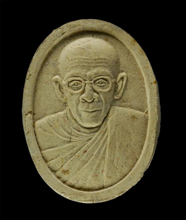 พระผงรูปเหมือน หลวงพ่อสวาท อภิวันโณ วัดสระแก้วรังษี ต.คำเขื่อนแก้ว อ.สิรินธร จ.อุบลราชธานี เนื้อผงพุทธคุณ ผงว่าน พระเก่าสวย มวลสาร [..] | https://kamulet.in.th