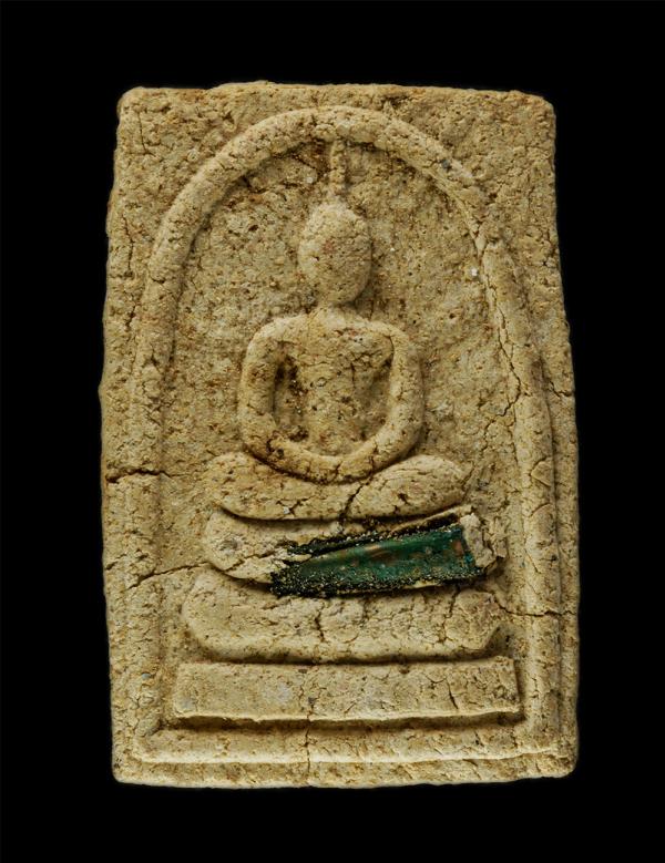 พระสมเด็จ พระอาจารย์พงษ์ ฐานธมฺโม วัดยางสูง อ.บ่อพลอย จ.กาญจนบุรี รุ่นไหว้ครู ปี2538 เนื้อผงพุทธคุณ ผงว่าน ฝังตะกรุด พระเก่าสวย มว [..] | https://kamulet.in.th