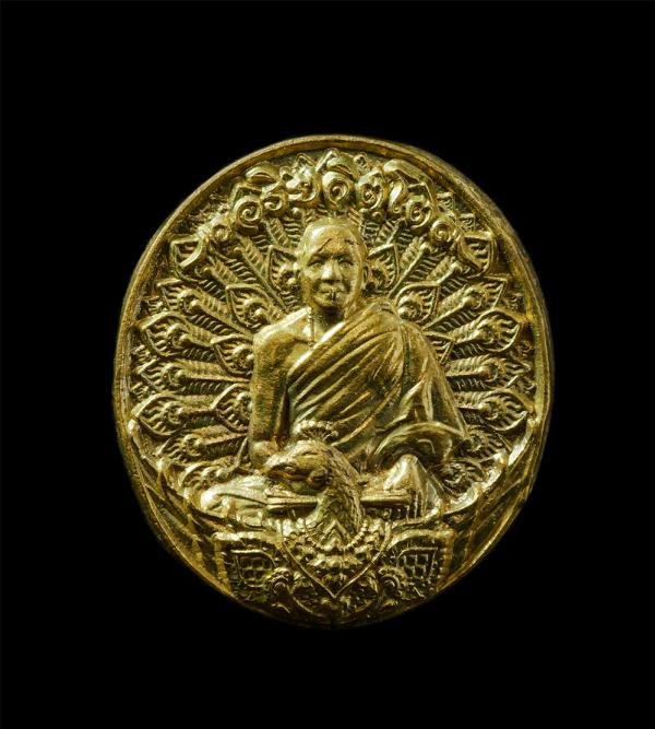 เหรียญครูบาอริยชาติ นั่งทรงนกยูง ด้านหลังเป็นท้าวเวสสุวรรณบนยันต์เกราะเพชร วัดแสงแก้วโพธิญาณ จ.เชียงราย เนื้อทองทิพย์ ทองระฆัง พระ [..] | https://kamulet.in.th