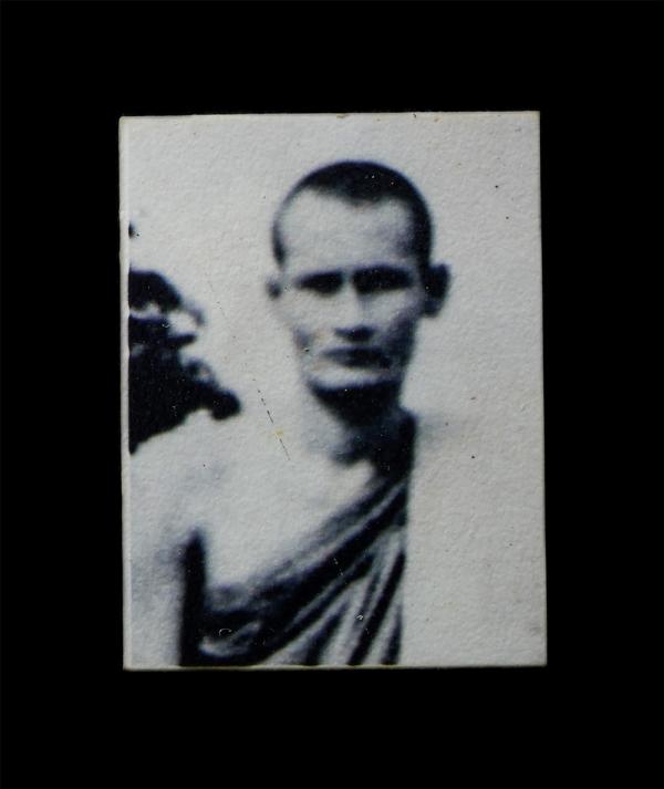 ​รูปถ่ายเก่า พระเกจิ หลังปั้มยันต์ หมึกสีแดง ไม่ทราบที่  | https://kamulet.in.th