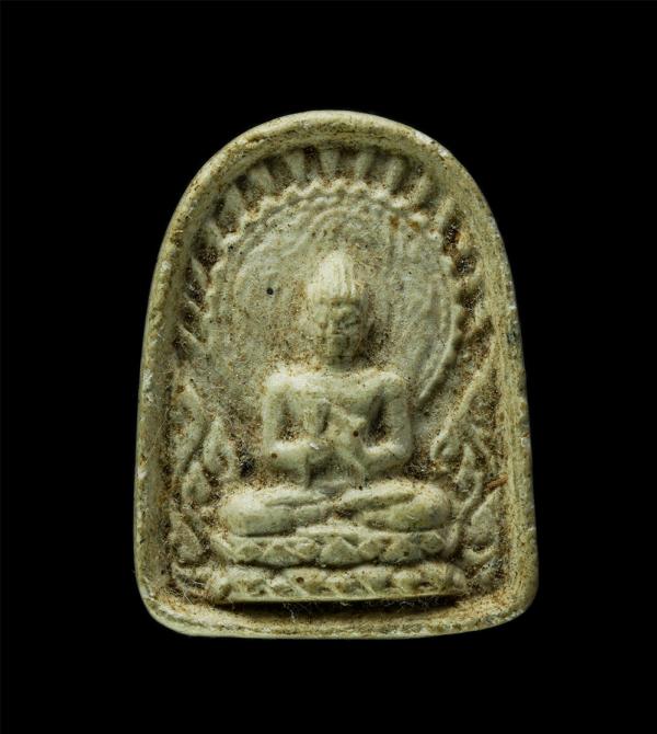 พระพุทธปางปฐมเทศนา หลังธรรมจักร ลายเซ็นต์ วัดป่าหนองบัว ต.นาสนุ่น อ.ศรีเทพ จ.เพชรบูรณ์ เนื้อผงพุทธคุณ ผงว่าน พระเก่าสวย มวลสารดี | https://kamulet.in.th