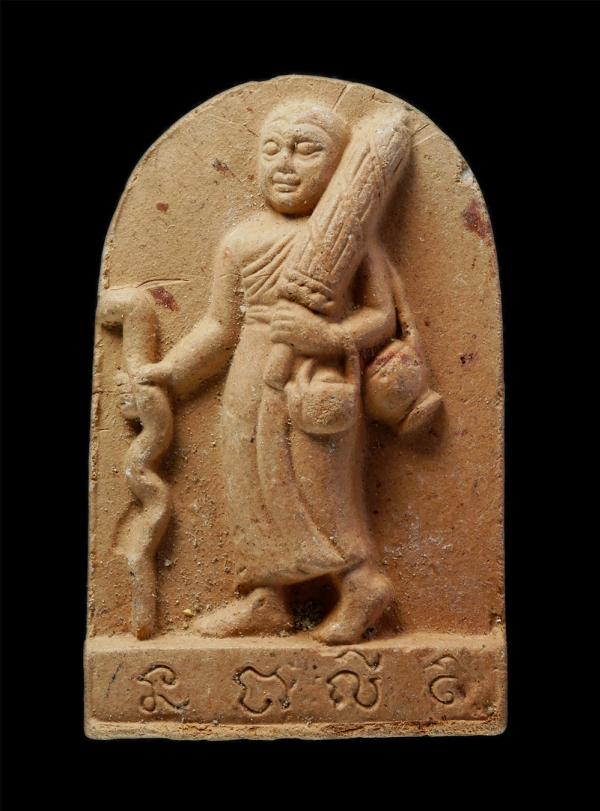 พระสิวลี นะชาลีติ หลัง พญาเต่าเรือน หลวงปู่หลิว วัดไร่แตงทอง จ.นครปฐม ออกวัดห้วยผักชี จ.นครปฐม  เนื้อดินเผา | https://kamulet.in.th