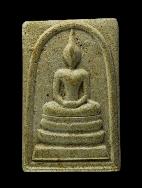 พระสมเด็จเนื้อผง ด้านหลังมีตัวอักษรเขียนว่า นิรภัย ไม่ทราบที่  | https://kamulet.in.th