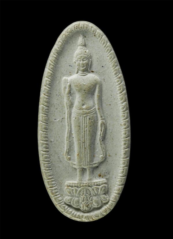 พระผงพระพุทธกาญจนพรสยามภูมิ พระพุทธรูปประจำวันเกิดพระบาทสมเด็จพระเจ้าอยู่หัว สร้างในวโรกาศทรงครองสิริราชสมบัติ 50 ปี พ.ศ.2539 เททอ [..] | https://kamulet.in.th