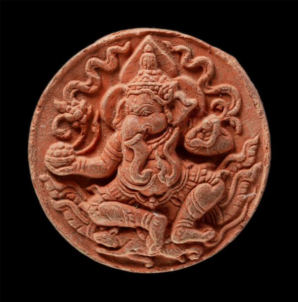 พระพิฆเนศ ท้าวสุรนารี จ.นครราชสีมา เนื้อผงพุทธคุณ ผงว่าน ผงสีแดง | https://kamulet.in.th