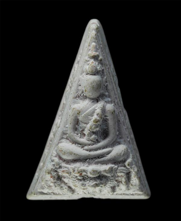 พระสมเด็จนางพญา พระผงจักรพรรดิหลวงปู่ดู่ วัตถุมงคลหลวงตาม้า วัดถ้ำเมืองนะ อ.เชียงดาว จ.เชียงใหม่ พระเก่าสวย มวลสารดี | https://kamulet.in.th