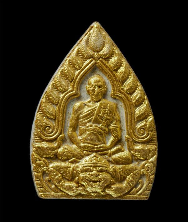 พระผงเจ้าสัว มหาเศรษฐีมั่งคั่ง หลวงพ่อเงิน วัดดอนยายหอม ในซุ้มเรือนแก้ว ฐานนั่งวัวโภคทรัพย์ หลวงพ่อพูล ฐานนั่งหนุมาน จัดสร้างโดย ห [..] | https://kamulet.in.th