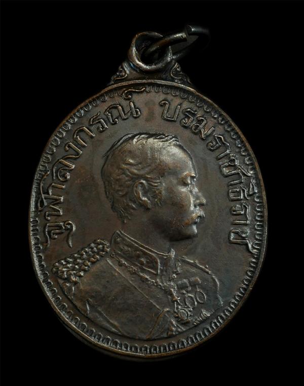 เหรียญที่ระลึก ร.๕ รุ่นโชคดี หลวงพ่อแย้ม วัดสามง่าม จ.นครปฐม ปี2535 ด้านหน้าเสด็จพ่อ ร.5 ด้านหลังพญาครุฑ เนื้อทองแดงรมดำ พระเก่าสว [..] | https://kamulet.in.th