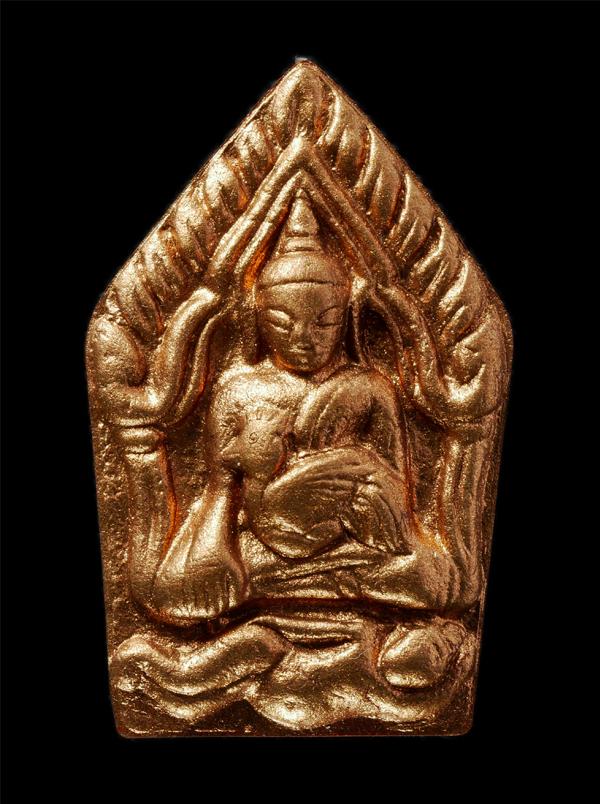 พระขุนแผนอุ้มไก่ ปี2564 หลวงพ่อรมย์ วิริยะธัมโม(พระครูสังฆรักษ์รมย์) วัดเทพนรสิงห์ บ.โคกตาสิงห์ อ.เมือง จ.บุรีรัมย์ ศิษย์เอกหลวงปู [..] | https://kamulet.in.th