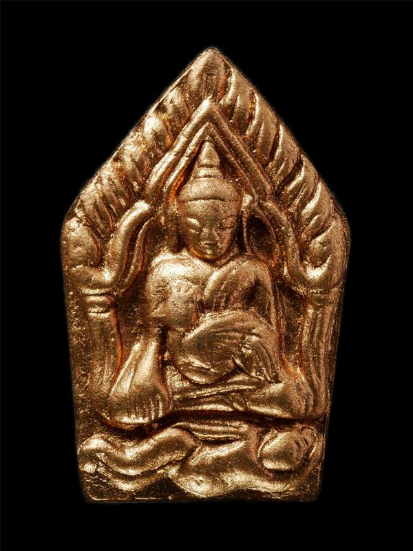 พระขุนแผนอุ้มไก่ ปี2564 หลวงพ่อรมย์ วิริยะธัมโม(พระครูสังฆรักษ์รมย์) วัดเทพนรสิงห์ บ.โคกตาสิงห์ อ.เมือง จ.บุรีรัมย์ ศิษย์เอกหลวงปู [..] | https://kamulet.in.th