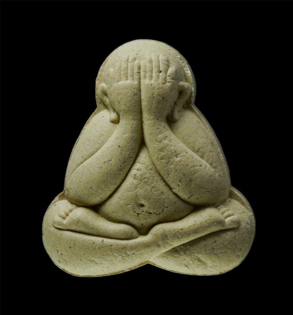 พระปิดตา หลวงพ่อชม สุทนฺโต วัดกลางขุนแผน อ.บางไทร จ.พระนครศรีอยุธยา เนื้อผงพุทธคุณ ผงว่าน | https://kamulet.in.th