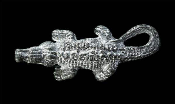 พญาจระเข้อาคม เจ้าทรัพย์ พระอาจารย์เจี๊ยบ(ดร.พระครูโสภณธำรงกิตติ์) วัดหุบตาโคตร อ.สามร้อยยอด จ.ประจวบคีรีขันธ์ เนื้อตะกั่ว ผิวปรอท [..] | https://kamulet.in.th