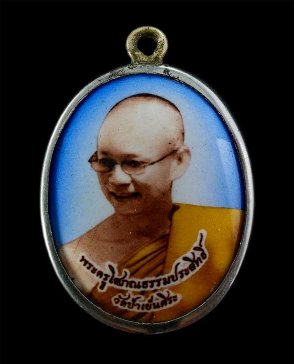 ล็อกเก็ตหลังยันต์นกคุ้มคู่ หลวงพ่อประสิทธิ์ อนากุโล(พระครูโสภณธรรมประสิทธิ์) วัดป่าเย็นศิระธรรมประทีป บ้านหมากแข้ง ต.กกสะทอน อ.ด่า [..] | https://kamulet.in.th