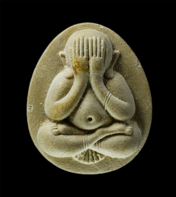 พระปิดตา มหาลาภ หลวงพ่อคูณ ปริสุทโธ วัดบ้านไร่ จ.นครราชสีมา รุ่นทรงเสด็จพระราชดำเนินตัดลูกนิมิต ปี2536 ฝังตะกรุดสีทอง เนื้อผงพุทธค [..] | https://kamulet.in.th