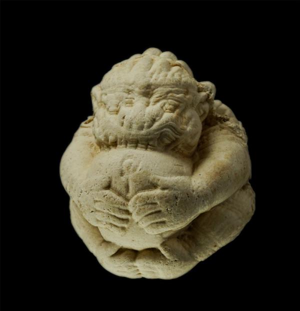 ลูกอมหนุมานครองโลก (เนื้อผงฝังโลหะ) หลวงปู่เกลี้ยง มนุญฺโญ (พระครูพิศิษฐชโลปการ) วัดเนินสุทธาวาส ชลบุรี จัดสร้างในปี 2545 หนุมานรุ [..] | https://kamulet.in.th