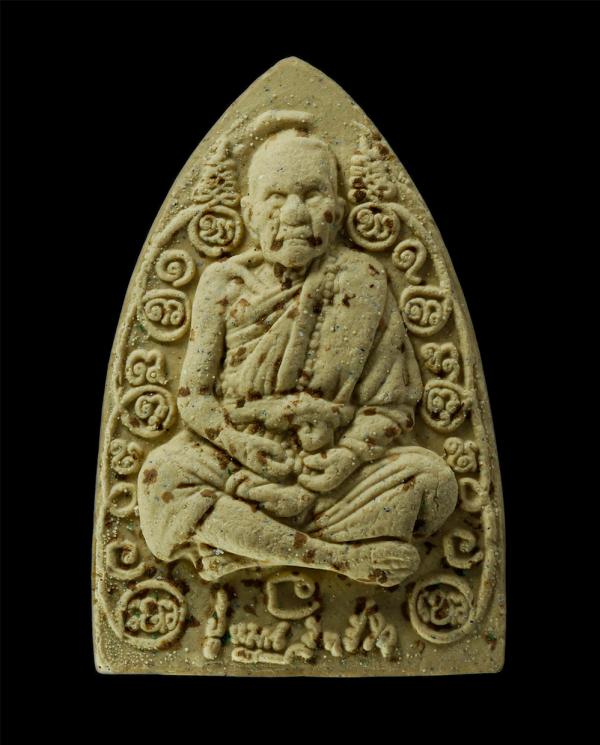 พระผงพิมพ์เตารีด หลวงปู่หมุน ฐิตสีโล วัดบ้านจาน จ.ศรีษะเกษ รุ่น แก้วสารพัดนึก ปี2557 เนื้อผงพุทธคุณ ผงว่านผสมผงเก่าหลวงปู่หมุน | https://kamulet.in.th