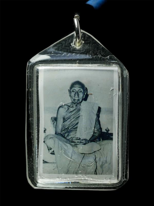 รูปถ่ายหลวงปู่ทาบ วัดกระบกขึ้นผึ้ง หลังตะกรุดสาริกาคู่ หลวงพ่อรัตน์ วัดป่าหวาย อ.บ้านค่าย จ.ระยอง สร้าง ปี2562 รูปสวย สร้างน้อย หา [..] | https://kamulet.in.th