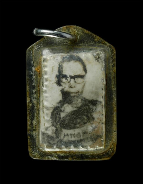 ล็อกเก็ตรูปถ่าย หลังตะกรุดไหม 7สี ท่านพ่อเณร วัดสมานสามัคคี(สระพัง) จ.นครปฐม พระเก่าสวย  | https://kamulet.in.th