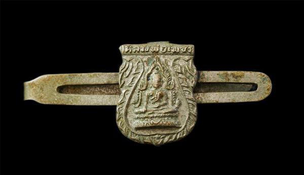 แหนบหลวงพ่อเพชร วัดท่าหลวง จ.พิจิตร เนื้ออัลปาก้า พระเก่า | https://kamulet.in.th