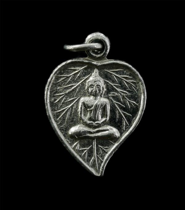 เหรียญหลวงพ่อโสธร พิมพ์ใบโพธิ์ หลวงพ่อดิ่ง วัดบางวัว จังหวัดฉะเชิงเทรา ปลุกเสก เหรียญกะไหล่เงินชุบนิกเกิล พระเก่าสวย  | https://kamulet.in.th