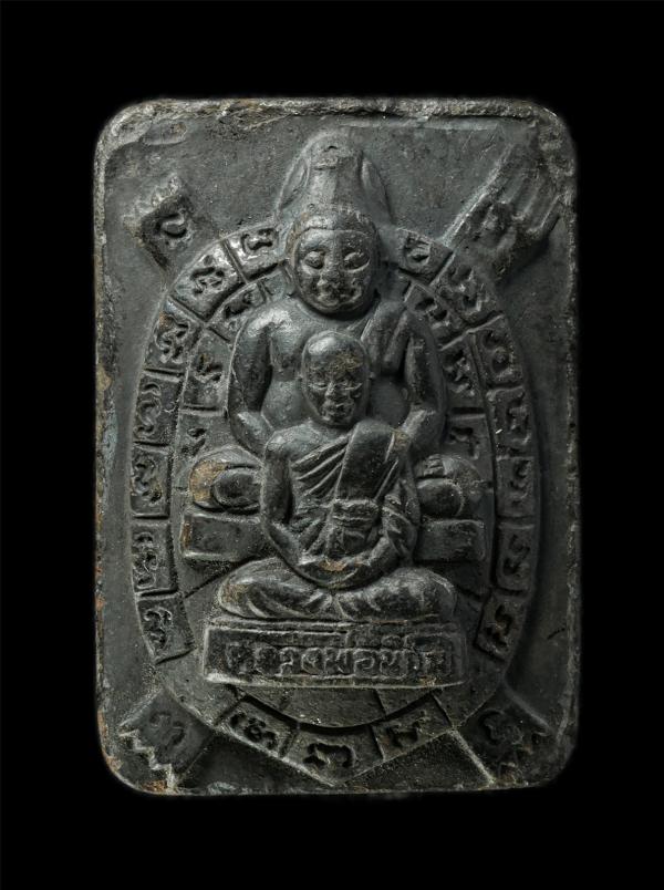 พระผงหลวงพ่อนิยม หลังสังกัจจายน์ พญาเต่าเรือน รุ่นเหล็กน้ำพี้ หลวงพ่อนิยม วาจาสิทธิ์ วัดป่าหลักร้อย อ.โนนไทย จ.นครราชสีมา เนื้อผงพ [..] | https://kamulet.in.th