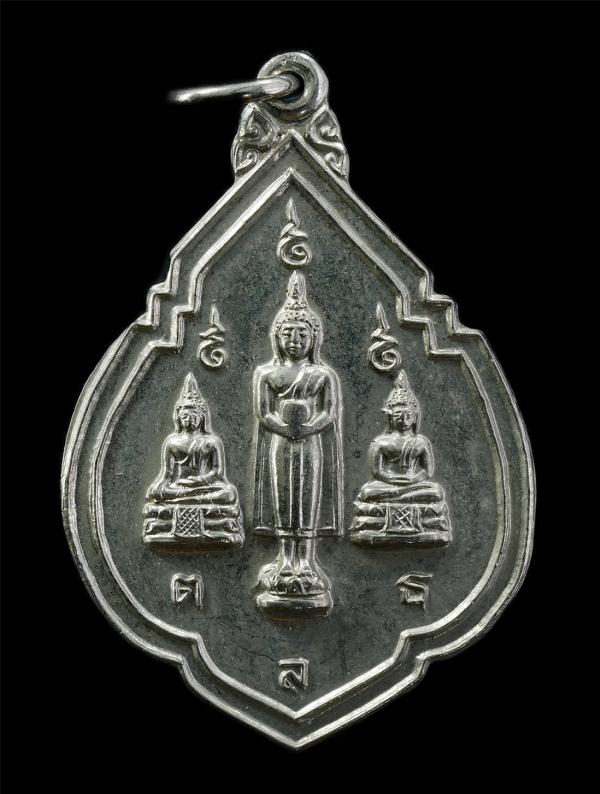 เหรียญหลวงพ่อสามพี่น้อง หลวงพ่อทองหล่อ(พระครูอนุวัตรสาธุกิจ) วัดบ้านา จ.ฉะเชิงเทรา เหรียญประสบการณ์ ปี2522 เหรียญเนื้ออัลปาก้า พระ [..] | https://kamulet.in.th