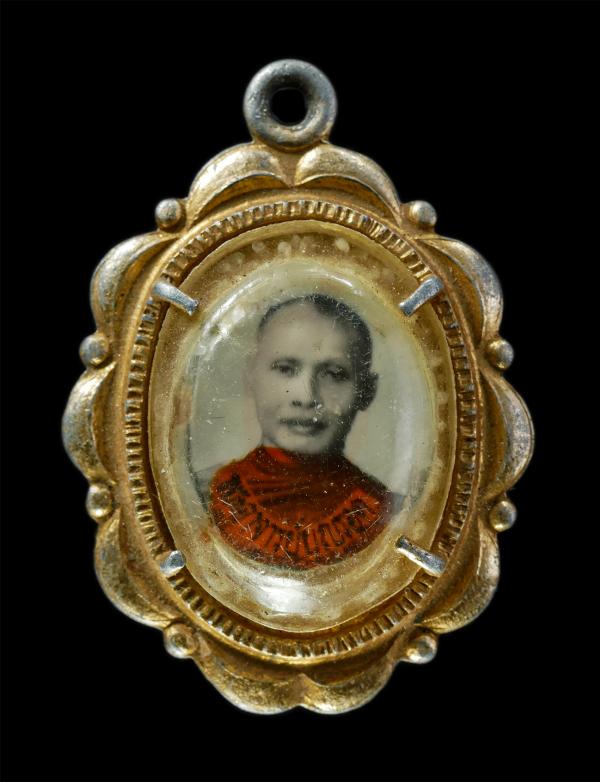 ล๊อตเก็ตรุ่นแรก พระมหาบุญรอด ปัญญาวโร(หลวงพ่อพระราชพรหมาจารย์) วัดคีรีวงศ์ อ.เมือง จ.นครสวรรค์ ปี2521 ล็อกเก็ตเก่าสวย สร้างน้ยอหาย [..] | https://kamulet.in.th