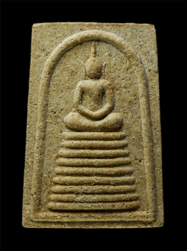 พระสมเด็จพุฒาจารย์ โต พรหมรังสี รุ่นฉลองวิหาร พ.ศ.2535 ท่านเจ้าคุณทองหล่อ วัดพรหมรังษี ต.ดีลัง อ.พัฒนานิคม จ.ลพบุรี เนื้อผงพุทธคุณ [..] | https://kamulet.in.th