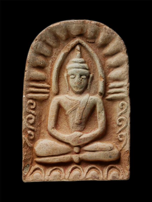 พระซุ้มกอ หลวงพ่อหยอด ชินวโส วัดแก้วเจริญ อ.อัมพวา จ.สมุทรสงคราม ปี2536 เนื้อดินเผา พระเก่าสวย พิธีใหญ่ น่าเก็บสะสมบูชา พร้อมกล่อง [..] | https://kamulet.in.th