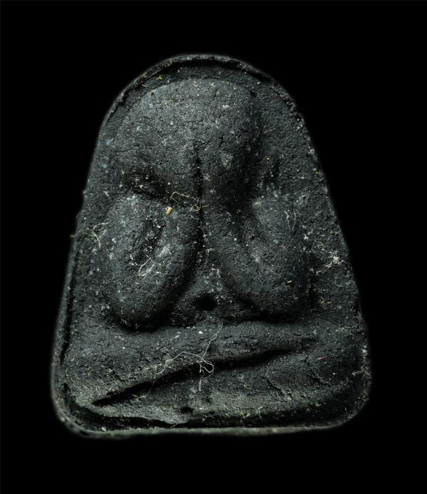 พระปิดตา พิมพ์หลวงพ่อแก้ว รุ่นฉลองสมณศักดิ์ พระมหาชุมพล ชุติปุญโญ วัดนาเขื่อน อ.เมือง จ.ชลบุรี เนื้อผงพุทธคุณ ผงว่าน ผงใบลาน ฝังตะ [..] | https://kamulet.in.th