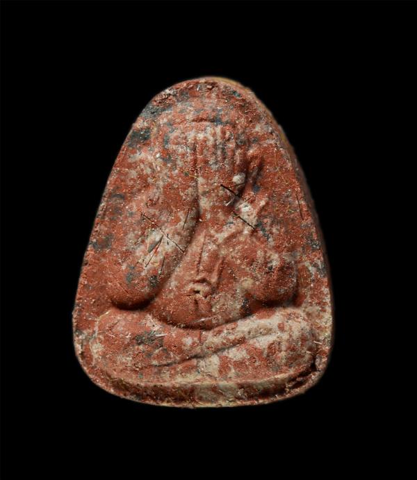 พระปิดตามหามงคล มั่งมีศรีสุข หลวงพ่อจอย ชินวังโส (พระครูอนุวัตรชินวงศ์) วัดโนนไทย อ.โนนไทย จ.นครราชสีมา ปี2558 กรรมการใส่เกศาหลวงพ [..] | https://kamulet.in.th