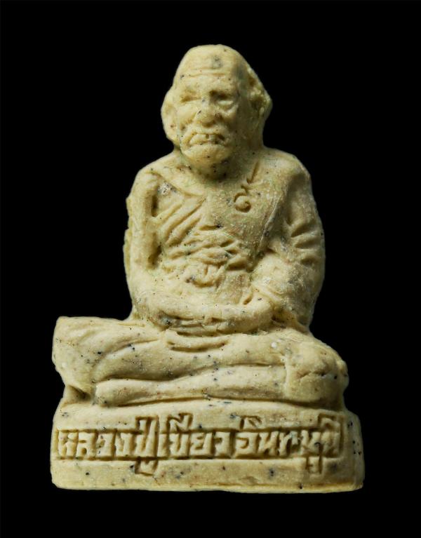 พระผงรูปเหมือนเนื้อว่าน 108 รุ่นแรก หลวงปู่เขียว อินทมุนี วัดทรงบน อ.เชียรใหญ่ จ.นครศรีธรรมราช ปี2540 เนื้อผงพุทธคุณ ผงว่าน พระเก่ [..] | https://kamulet.in.th