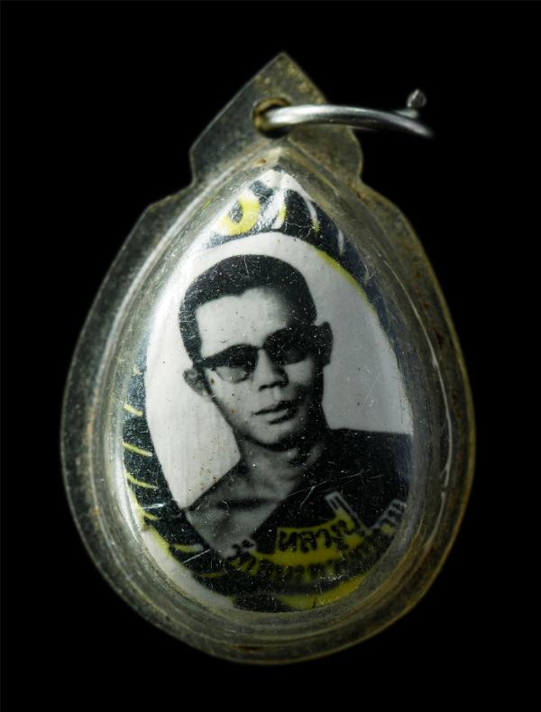 รูปถ่าย ตะกรุด 3 กษัตริย์ หลวงปู่ธัมมา พิทักษา วัดอมรธายิการาม(วัดใหม่ยายมอญ) บางกอกน้อย กรุงเทพฯ เลี่ยมเดิม พระเก่าสวย ตะกรุดดี น [..] | https://kamulet.in.th