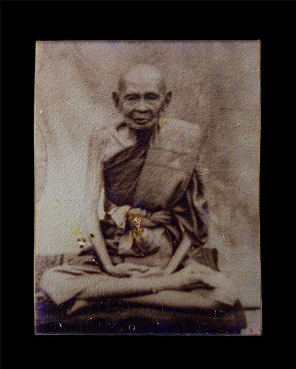 รูปถ่ายหลังยันต์ หลวงปู่เอี่ยม วัดหนัง จ.กรุงเทพฯ รุ่นรับเสด็จ พิธียกช่อฟ้ามหามงคล พิธีมหาพุทธาภิเษกยิ่งใหญ่ วันอังคารที่ 5 เมษายน [..] | https://kamulet.in.th