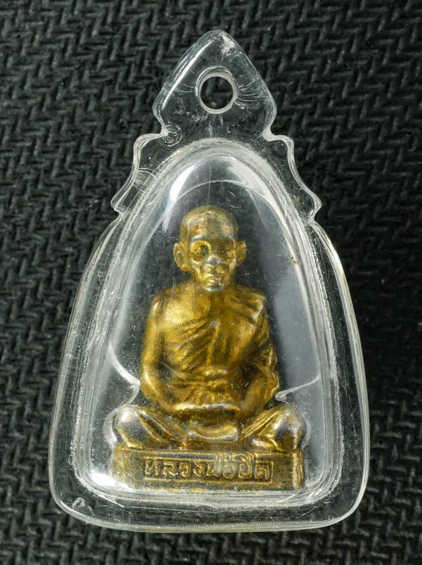 รูปหล่อหลวงพ่อชิต อชิตาคโร วัดเนินสังข์ อ.พนัสนิคม จ.ชลบุรี ฉลองอายุวัฒนมงคล 73 ปี เนื้อกะไหล่ทอง พระเก่าสวย น่าเก็บสะสมบูชา | https://kamulet.in.th