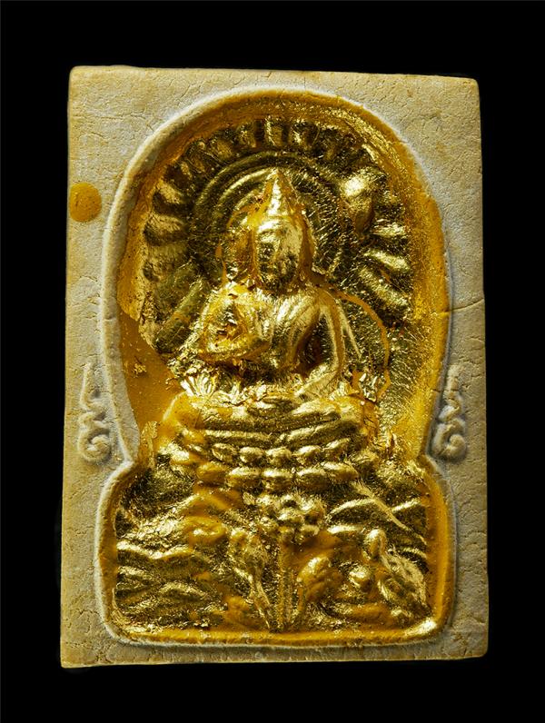 พระผงบัวสี่เหล่า หลัง หนุมานเชิญธง หลวงปู่หนู วัดทุ่งแหลม อ.สวนผึ้ง จ.ราชบุรี ที่ระลึกงานปิดทองฝังลูกนิมิต วัดถ้ำแก้ว อ.เมือง จ.เพ [..] | https://kamulet.in.th