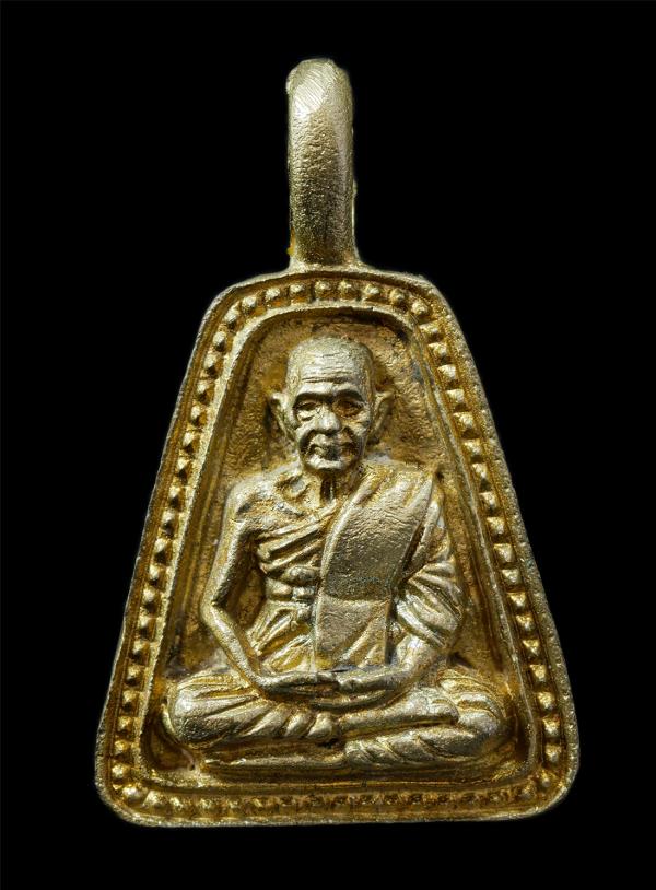 เหรียญจอบ หลวงพ่อเงิน วัดบางคลาน จ.พิจิตร รุ่นนี้ รวย รวย รวย หลวงพ่อเปรื่อง วัดบางคลาน สร้างปี2536 เหรียญเนื้อทองทิพย์ ทองระฆัง พ [..] | https://kamulet.in.th