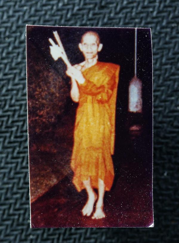 รูปถ่ายเวียนเทียน ท่านเจ้าคุณนรฯ ธมฺมวิตกฺโก วัดเทพศิรินทราวาส กรุงเทพฯ ปััมยันต์ภควัน หรือยันต์น้ำเต้า รูปเก่าสวย หายาก น่าเก็บสะ [..] | https://kamulet.in.th