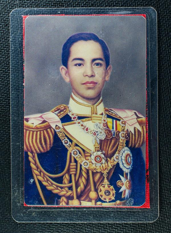 รูปภาพพร้อมผ้ายันต์มหาลาภ เงินขวัญถุง กรมหลวงชุมพร เขตอุดมศักดิ์ รุ่นประสบการณ์ ฮ. ตก ปี2536 พิธีปลุกเสก ณ วิหารหลวงพ่ออี๋ วัดสัตห [..] | https://kamulet.in.th