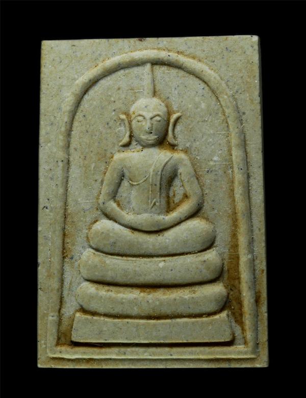 พระสมเด็จอริยทรัพย์ ปิยะปุณยศักดิ์ ด้านหลังเป็นรูปเหมือนรัชกาลที่ 5 จุฬาลงกรณ์บรมราชาธิราช สร้างในพิธีมหาพุทธาภิเษก ณ วัดระฆังโฆสิ [..] | https://kamulet.in.th