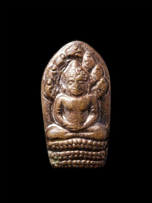 พระปรกใบมะขามรุ่นแรก หลวงปู่เครื่อง สุภัทโท วัดสระกำแพงใหญ่ อ.อุทุมพรพิสัย จ.ศรีษะเกษ เหรียญเนื้อทองแดง พระเก่าสวย มวลสารดี น่าเก็ [..] | https://kamulet.in.th