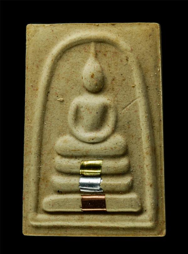 พระสมเด็จ รุ่นมั่งมี ศีสุข หลวงปู่สีห์ วัดโต่งโต้น สีหะเตโช ต.หมูสี อ.ปากช่อง จ.นครราชสีมา ปี2559 เนื้อผงพุทธคุณ ผงว่าน ตะกรุดสามก [..] | https://kamulet.in.th