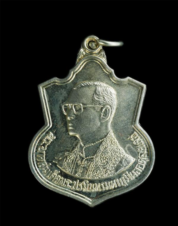 เหรียญในหลวง ร.9 ครบ 6 รอบ 72 พรรษา พิธีวัดพระแก้ว ปี2542 เหรียญสวยพิธีใหญ่ | https://kamulet.in.th