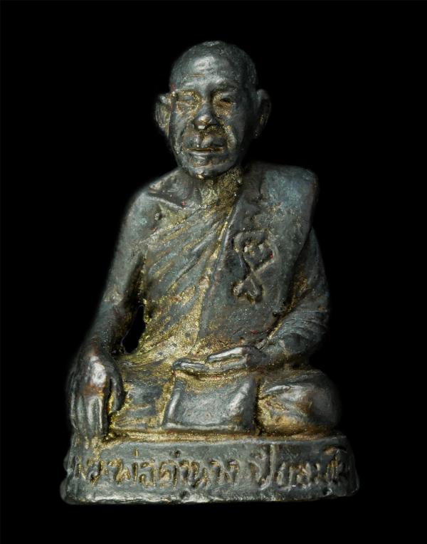 รูปหล่ออุดกริ่ง พระครูปิยธรรมานุโยค วัดหนองนกเขียน ต.หนองงูเหลือม อ.เบญจลักษ์ จ.ศรีสะเกษ เนื้อโลหะ หมายเลย 842 พระเก่าสวย มวลสารดี [..] | https://kamulet.in.th