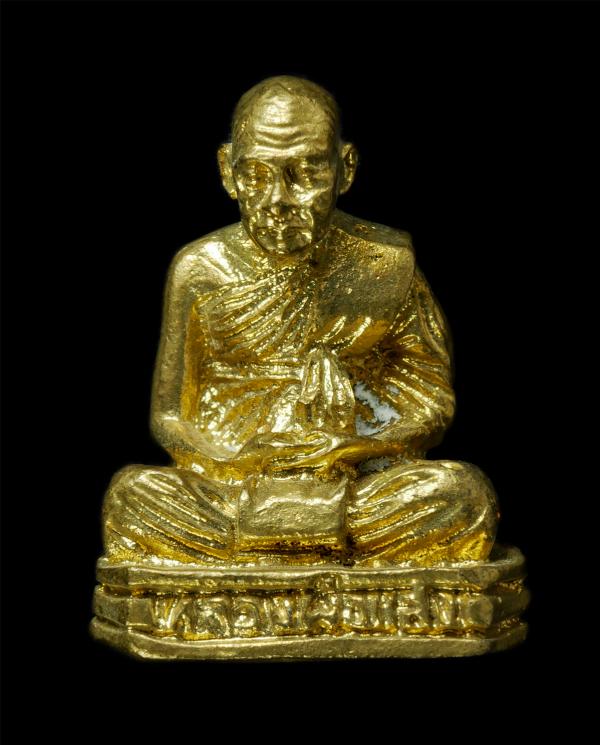 รูปหล่อรุ่นแรก หลวงพ่อแสง(พระครูโอภาส กิจจาทร) วัดบางสระเก้า ต.บางสระเก้า อ.แหลมสิงห์ จ.จันทบุรี เนื้อทองทิพย์ ทองระฆัง พระเก่าสวย [..] | https://kamulet.in.th